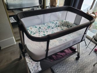 Crib/Bassinet With Wheels