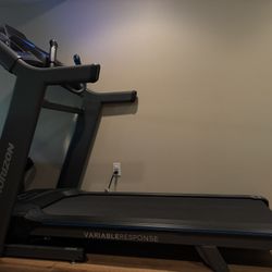 Horizon 7.4 AT Treadmill