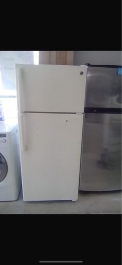 GE 28” Top Freezer-Bottom Refrigerator
