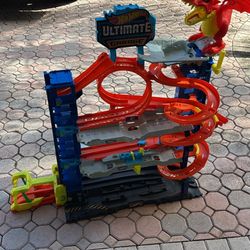 Hot wheels ultimate garage - missing 1 wing and small pieces on bottom