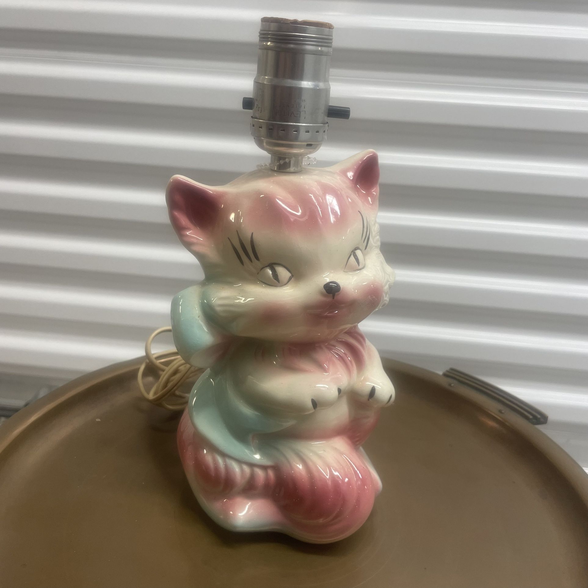 Mid century modern ceramic kitten with bow table lamp located near the Miami Design District and measures 9” h (top of socket) x 4.5” w x 4.75” d.