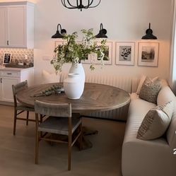 Corner Nook Round Dinning Table 