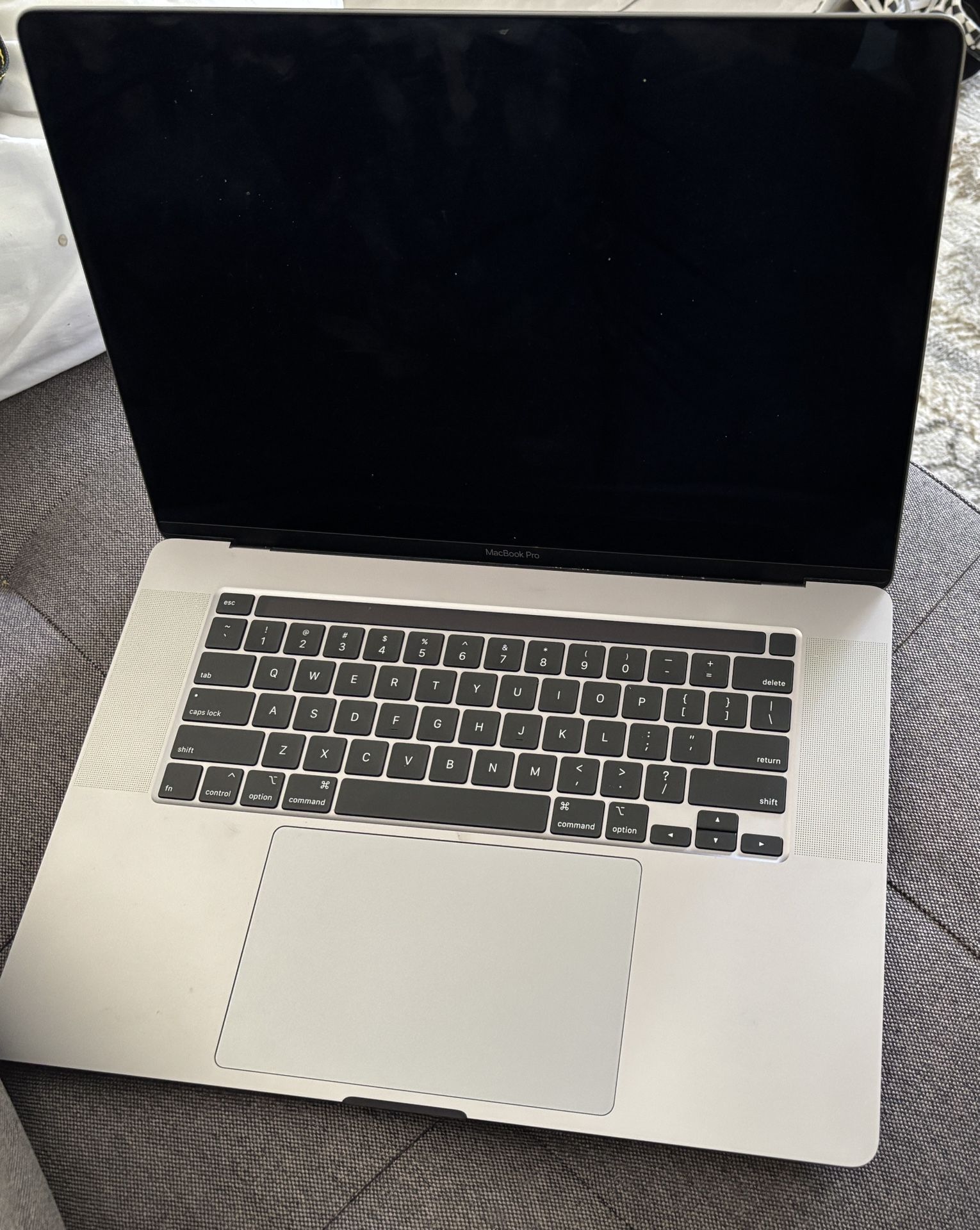 2019 16 Inch MacBook Pro With Touchbar 500 Gb Storage