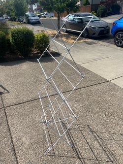Foldable clothes drying rack