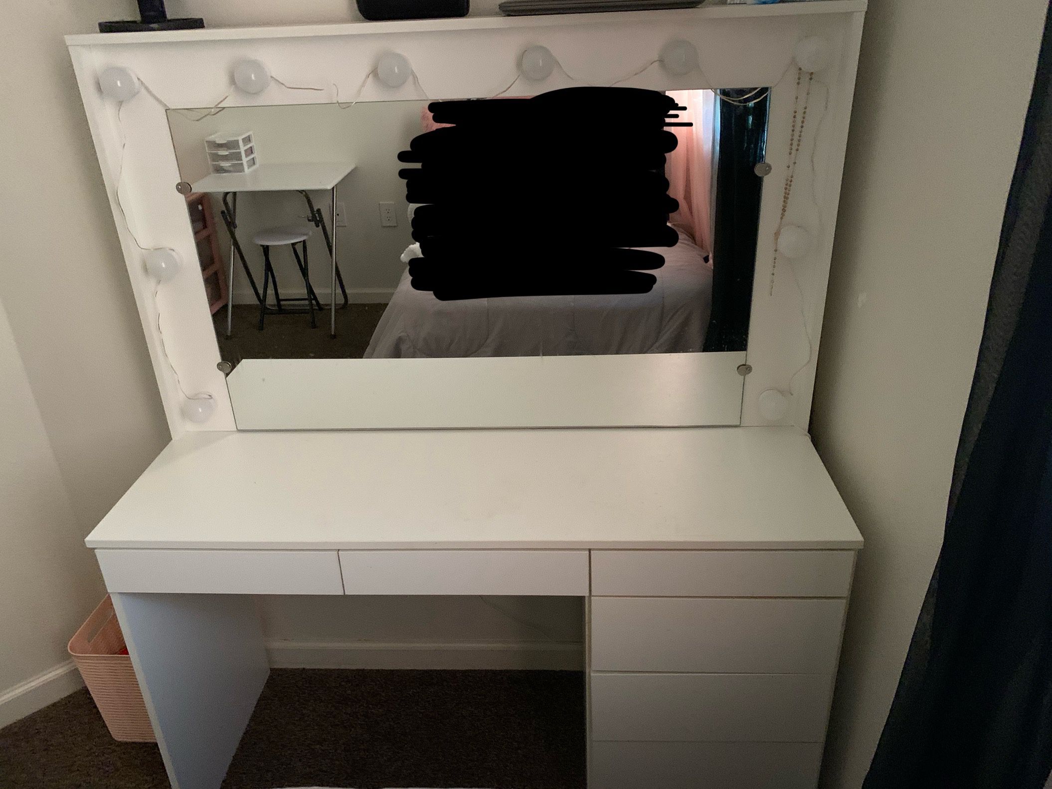 makeup vanity with white lights