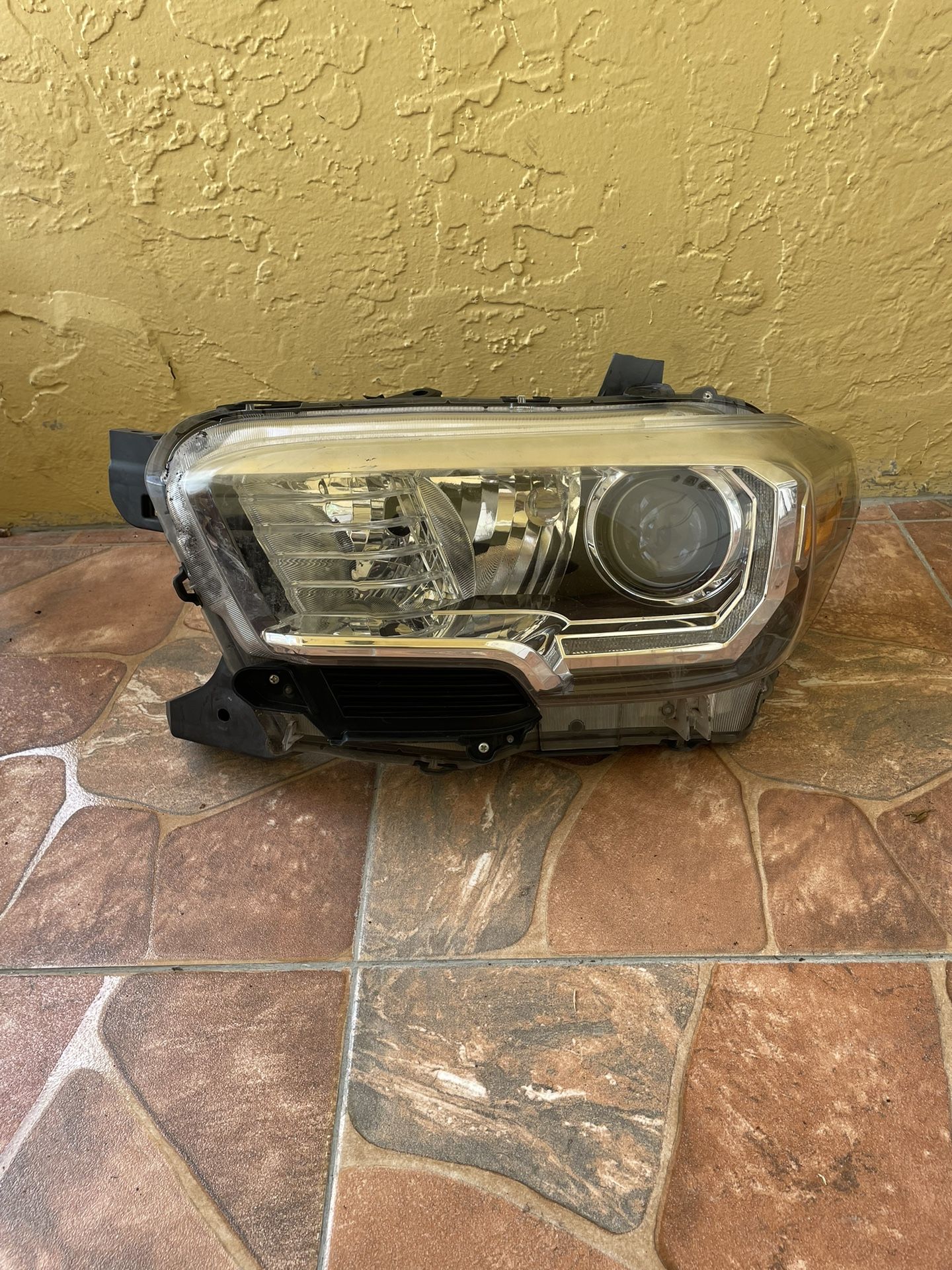 Head Light Driver Side For 2016 Toyota Tacoma (READ Description)