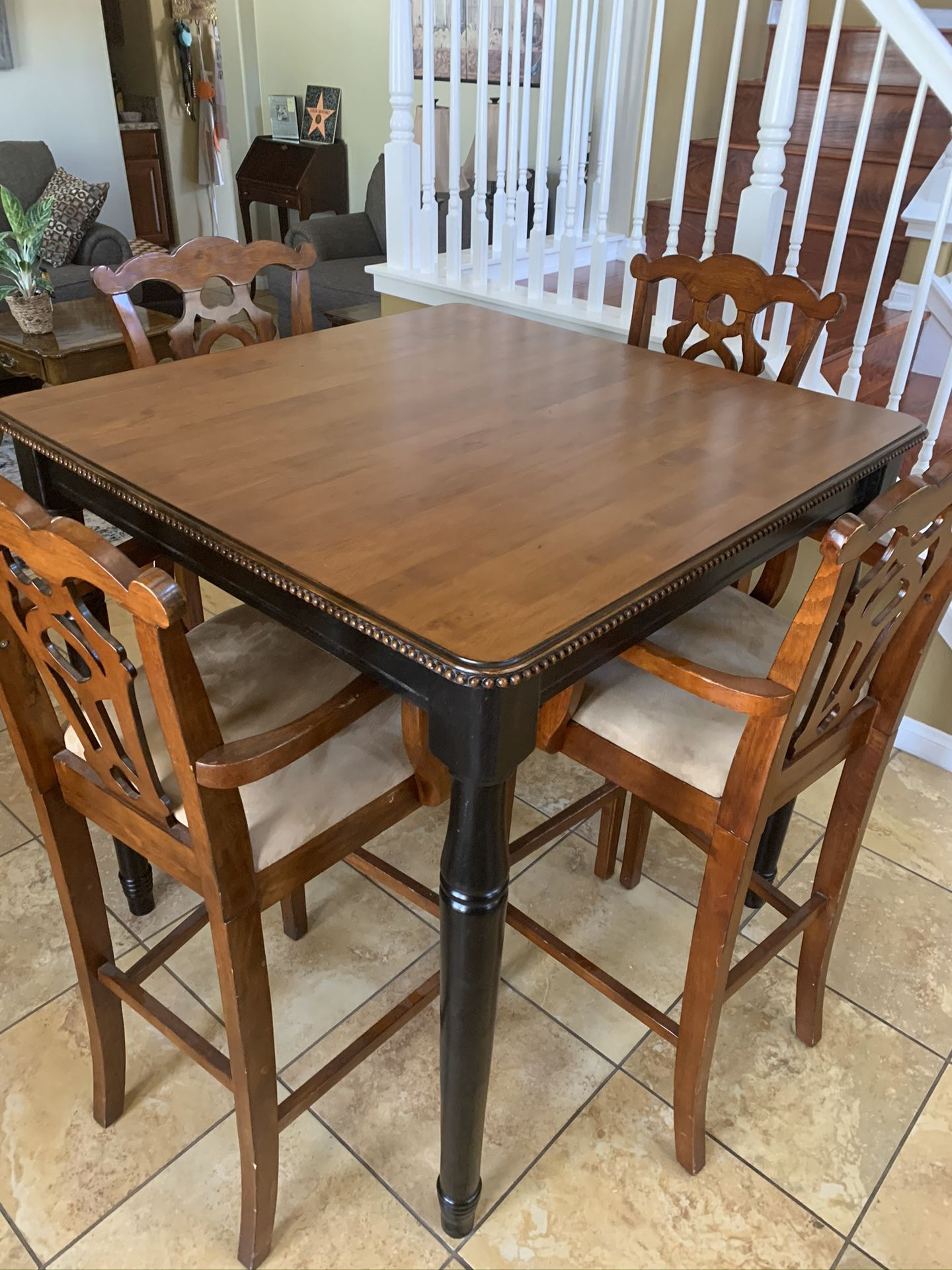 KITCHEN TABLE SET WITH FOUR CHAIRS