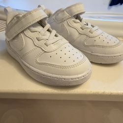 unisex kid sz:9 white nike shoes hardly used!