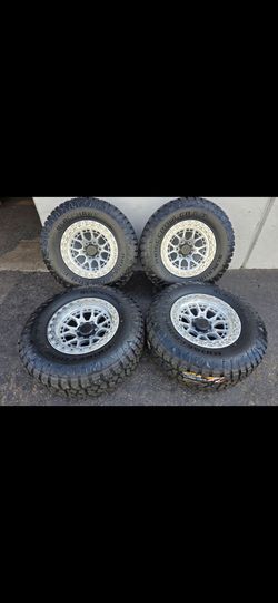 17" LOCK w/  32" RT tires.   🔥 $1350 🔥