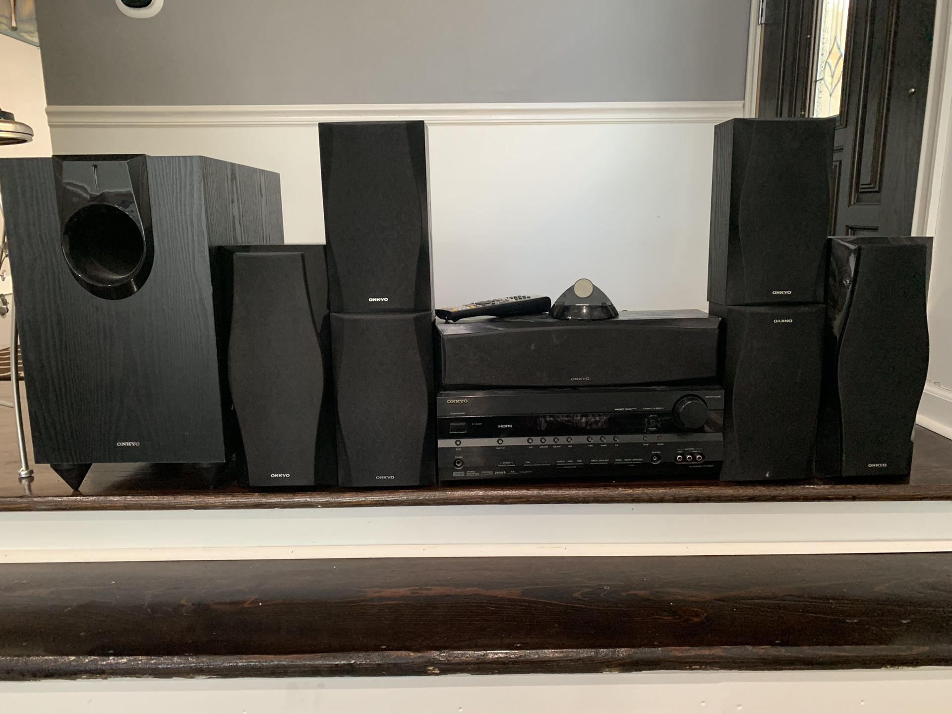 Onkyo HT-R560 1200W 5.1Channe AV Reciever with Remote and ipod Dock
