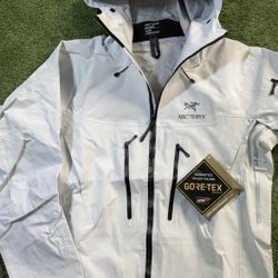 Arcteryx preowned excellent condition size XL White alpha sv