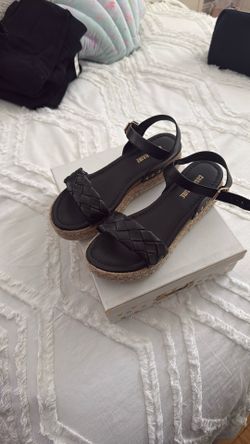 Cushionaire Sandals Size 9 Women’s 