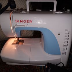 Singer Simple Sewing Machine 3116 Works Comes With sewing Bag Portable 
