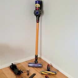 Nice Dyson V8  Absolute Animal  Vacuum With  LASER Hard floor SOFT brush  & Attachments 