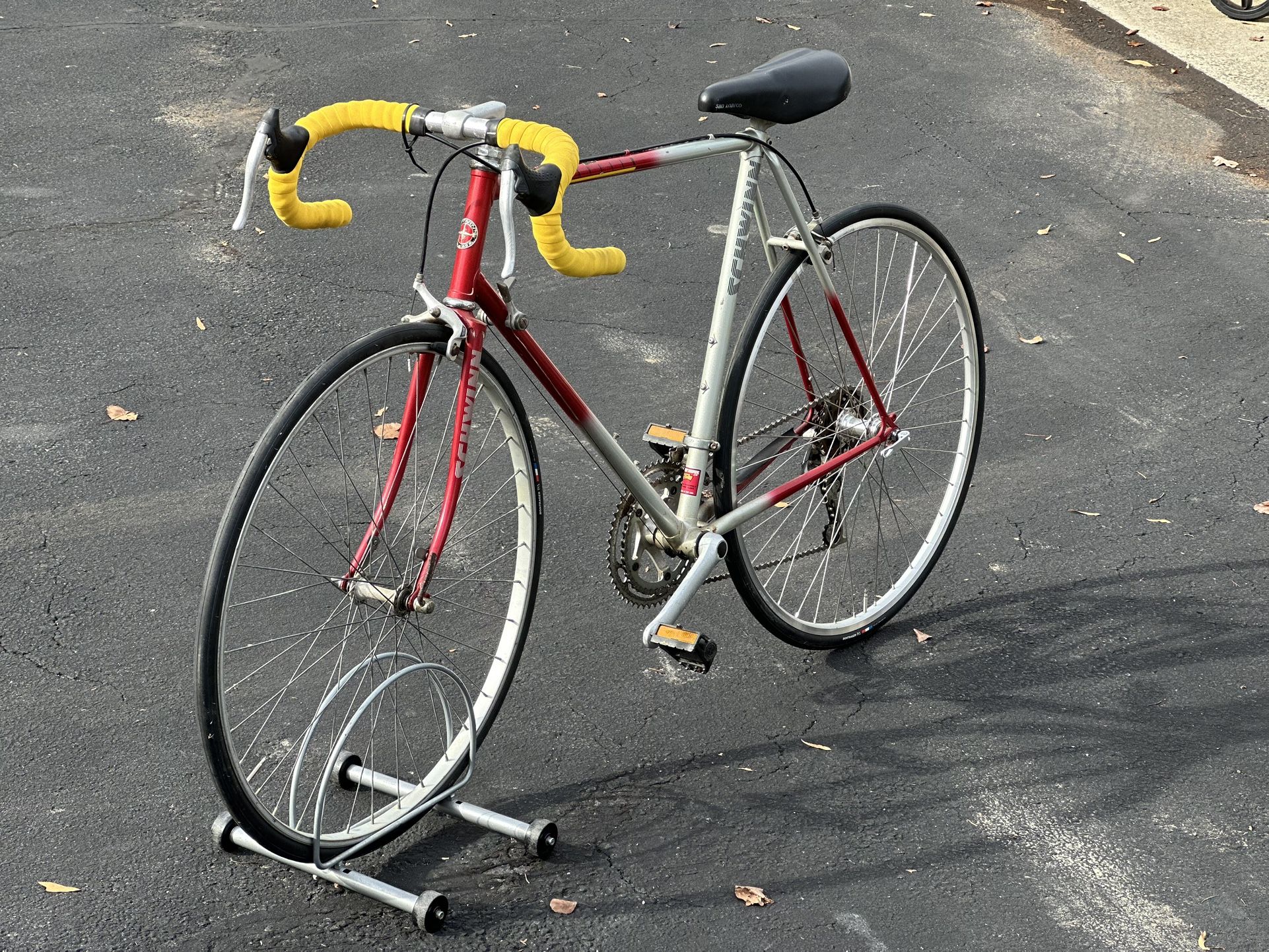 Vintage Schwinn Road Bike – Fast, Lightweight, & Ready to Ride