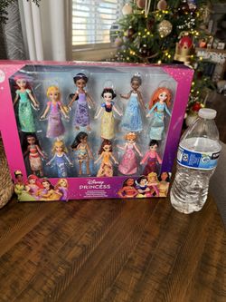 Princess Pack with 12 Small Posable Dolls in Signature Outfits, Collectibles