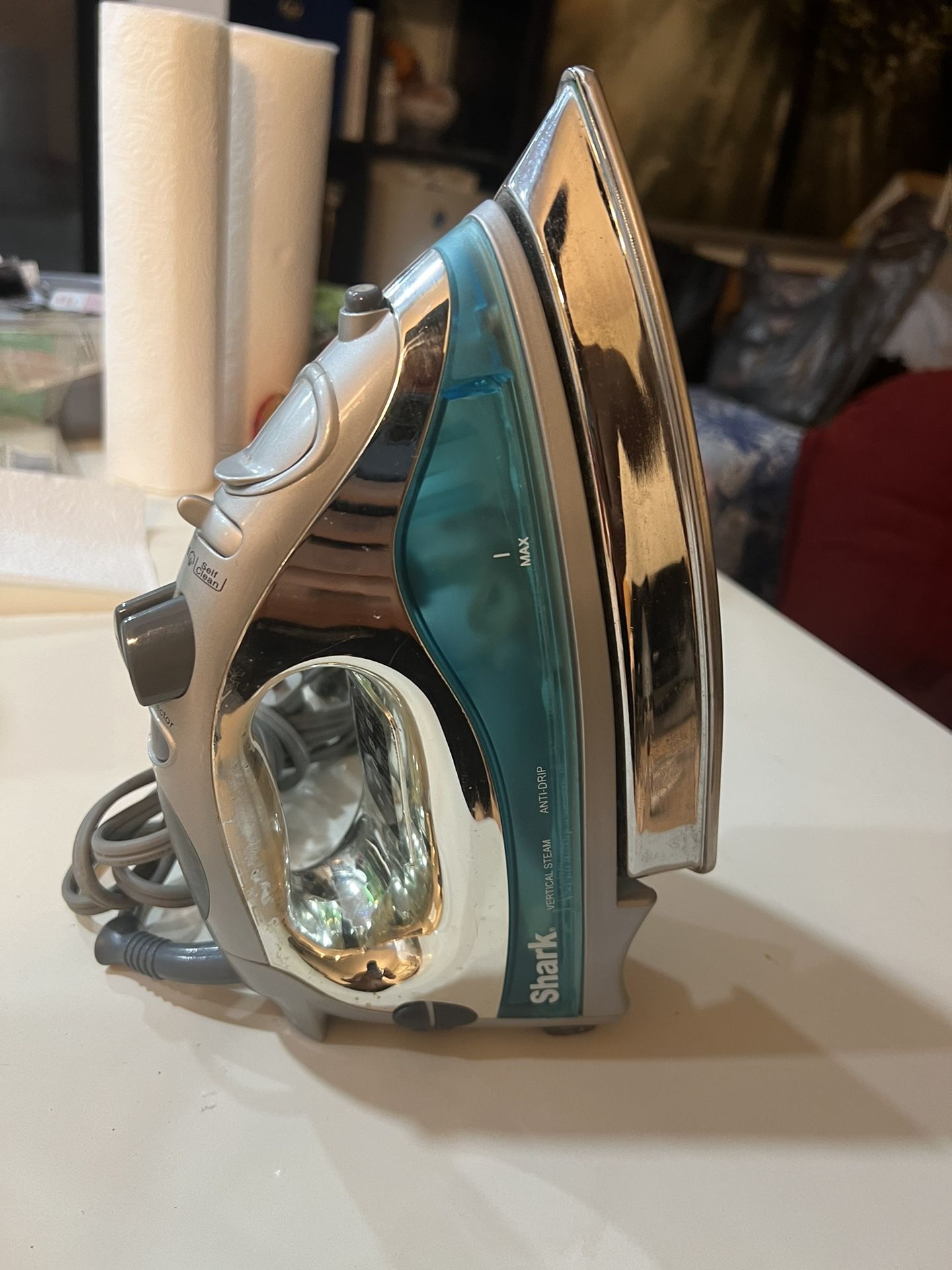 Shark Professional Steam Iron Lightweight G1462