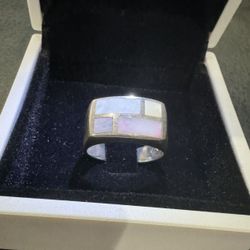 Vintage mother of pearl 925 sterling silver ring 4-tone color size 7 In great condition