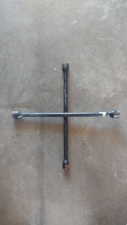 Lug wrench / tire wrench