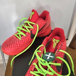 BRAND NEW KOBE REVERCE GRINCH. SIZE- 9