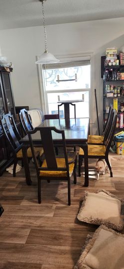 Vintage cherry wood dinning room table with chair and two 20 inche leaf extensions ready description thanks :)