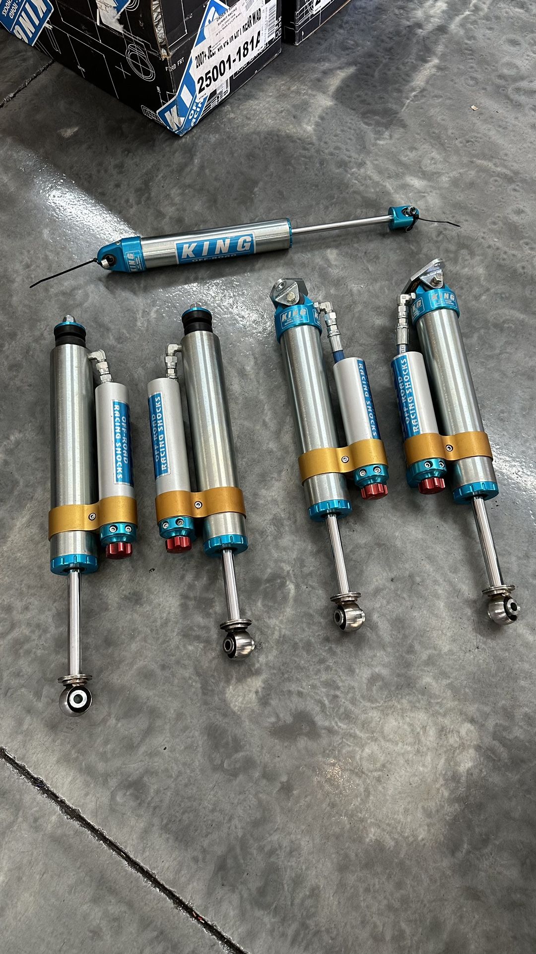 King Adjustable 2.5 Shocks & Steering Stabilizer Jeep Wrangler JK for