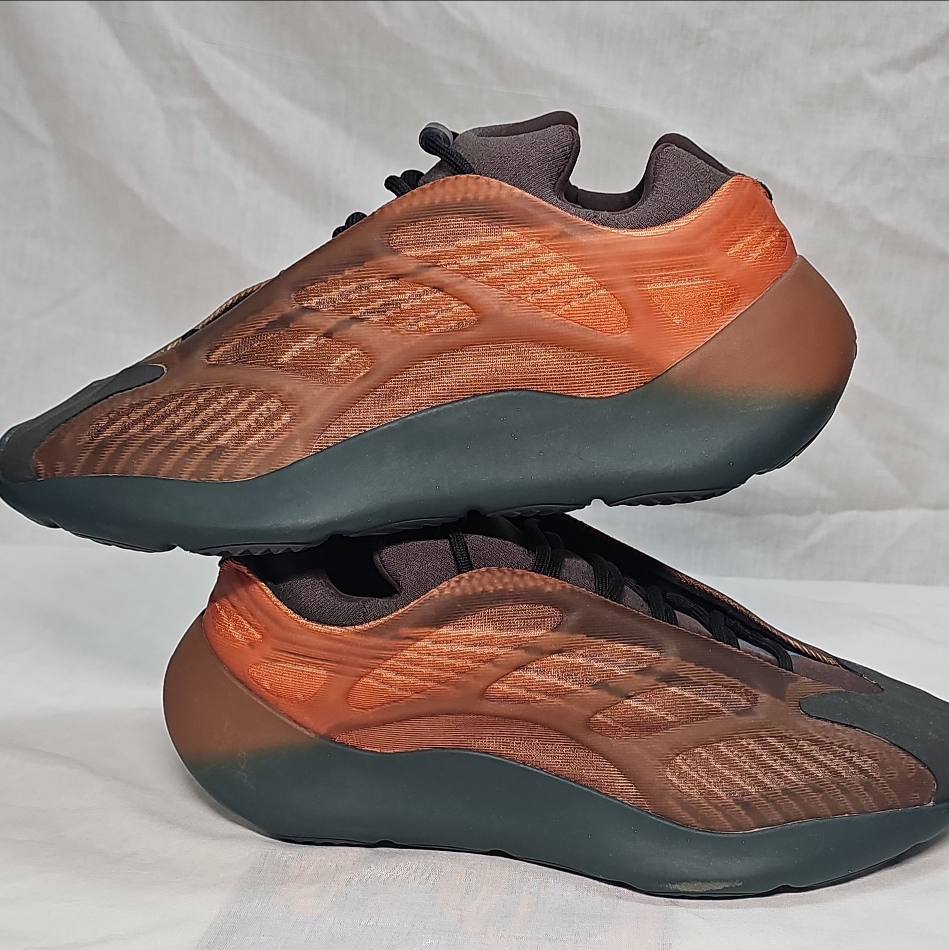 adidas Yeezy 700 V3 Copper Fade Copper Men's GY4109 Athletic Sneaker, suze 11M
