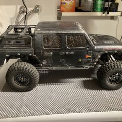 Axial SCXIII Gladiator Crawler. Great Condition. Full Build.