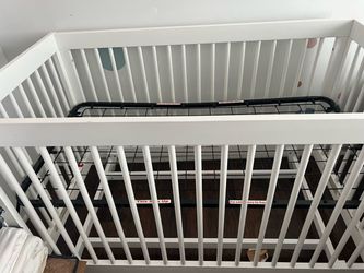 White Wood Baby Crib with Metal Spring Base