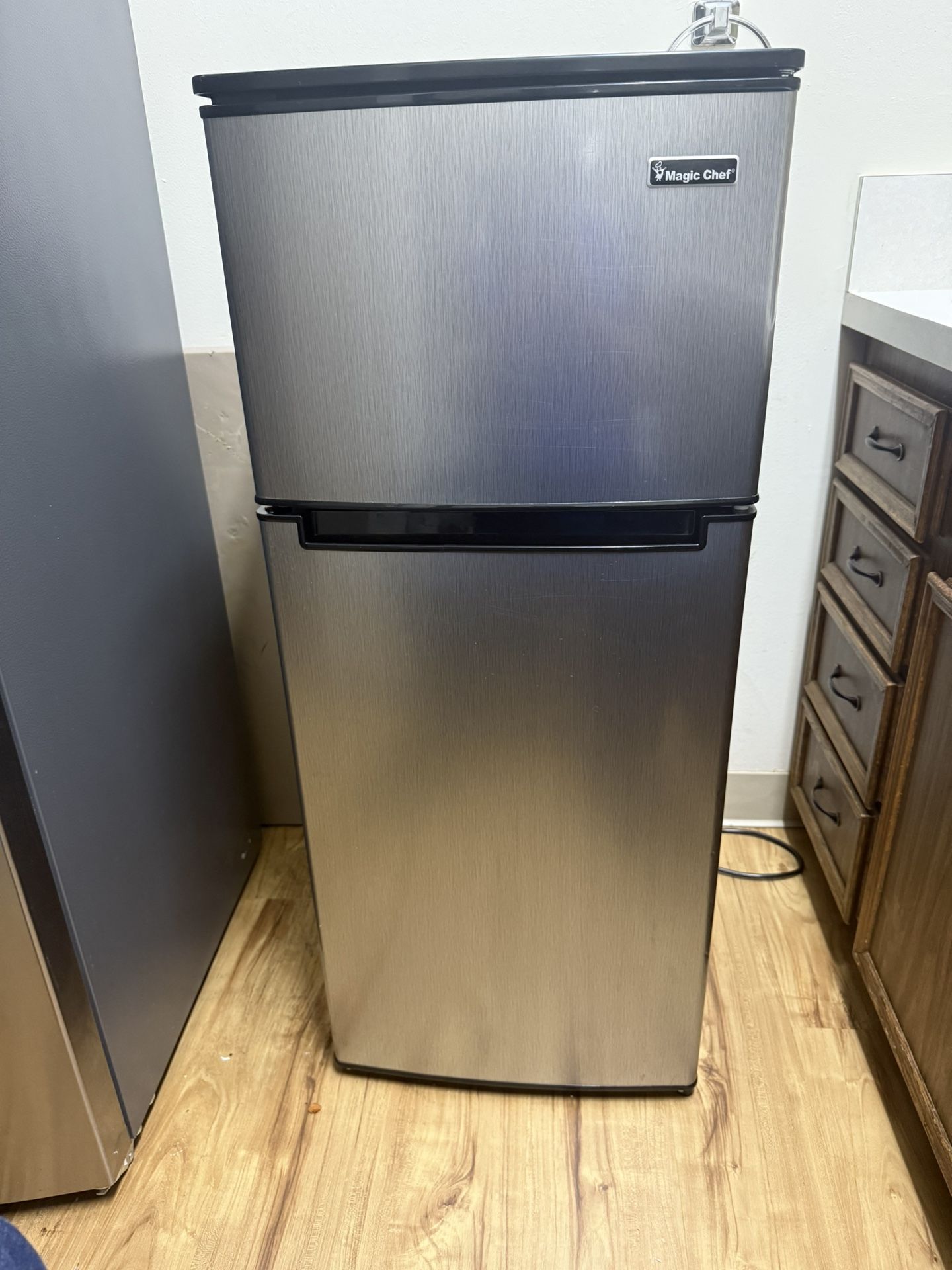 Magic chef Refrigerator Model HDMR450SE