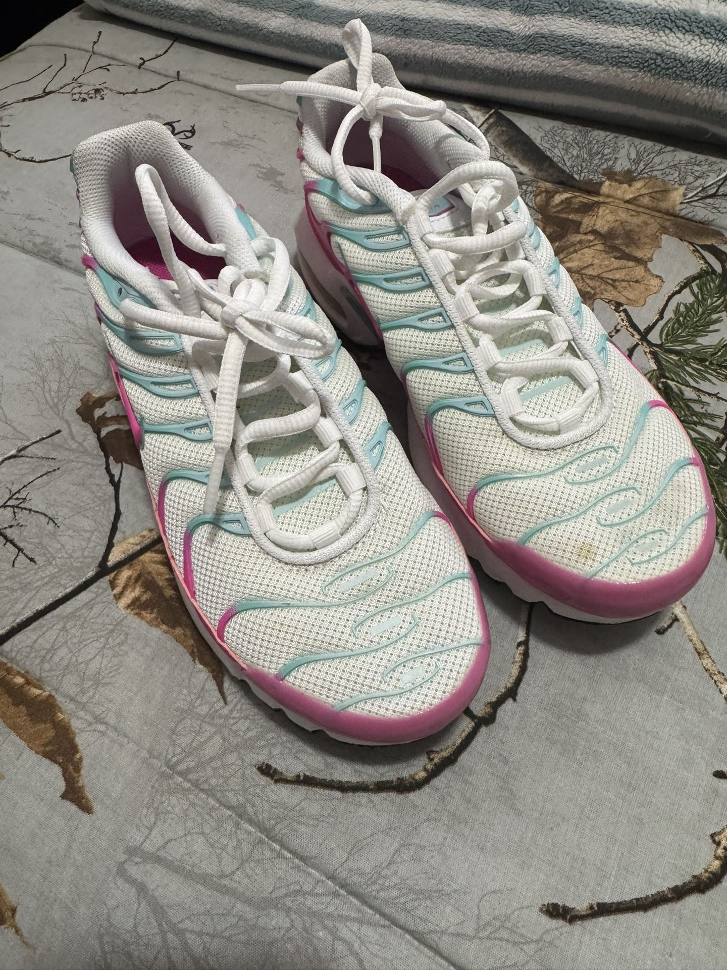 Nike Air Max For Women Size 5 Only A Small Stain