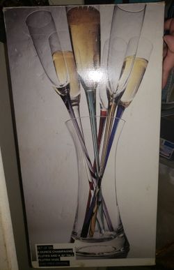Champagne glasses with vase