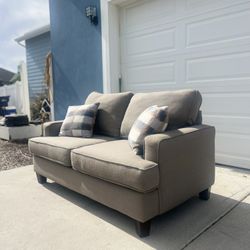 Beautiful Loveseat - Great Condition! 