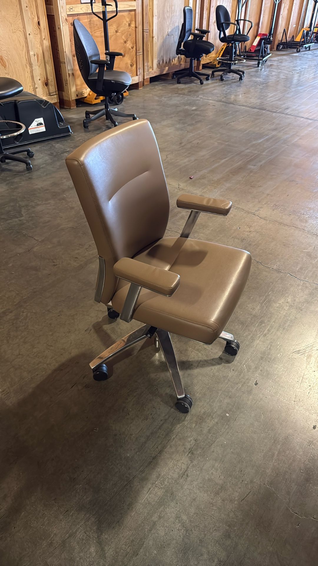 Modern Brown Leather Office Chair – Excellent Condition!