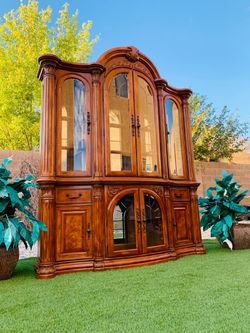 20D 76W 91H BEAUTIFUL HEAVYY CHINA CABINET ( AICO ) FREE DELIVERY-FIRST FLOOR 🚚 FIRM PRICE $2000) GENTLY USED 😍👌🏻