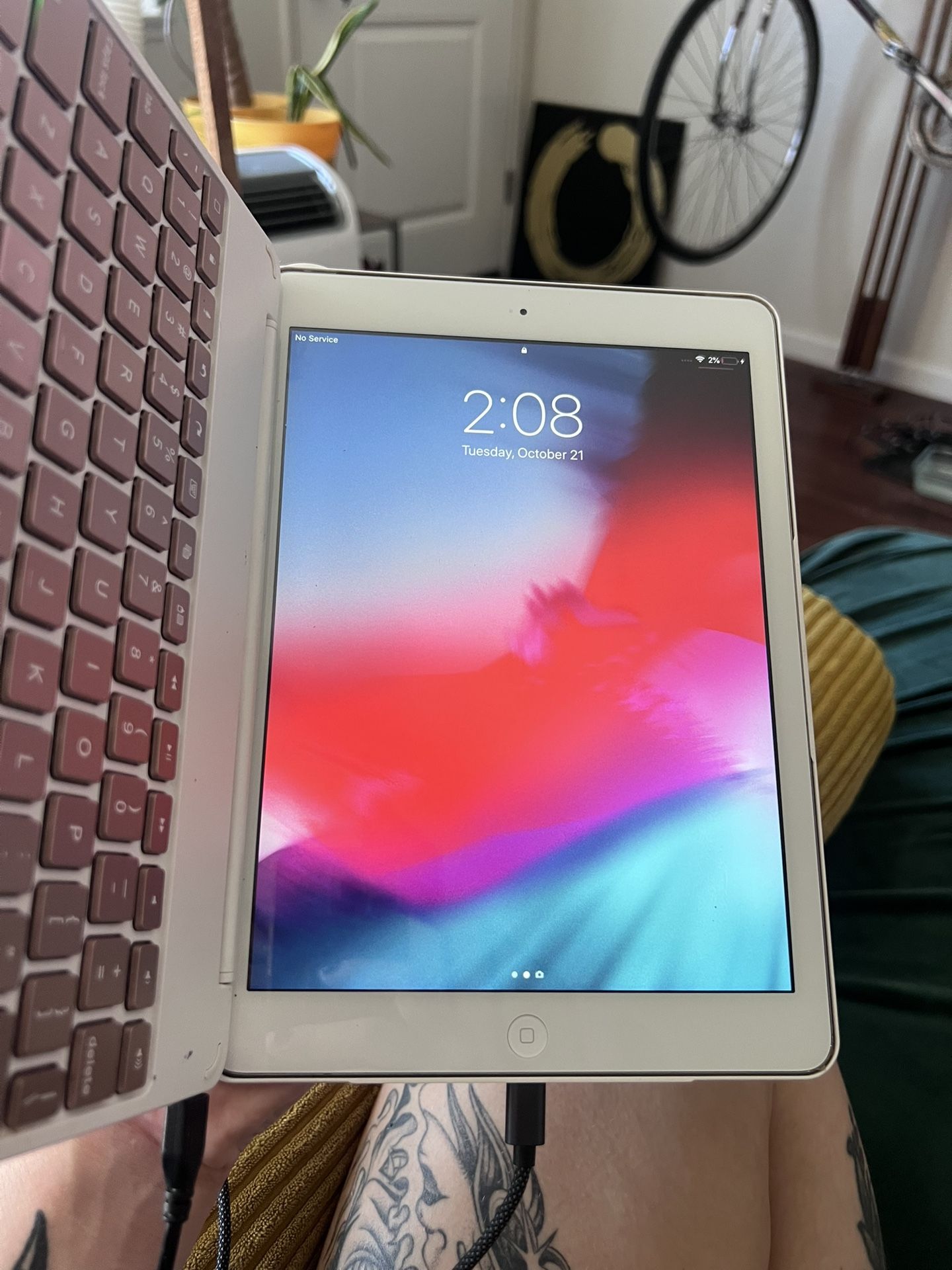 iPad Air - White & Silver, Wifi + Cellular capable, Perfect condition