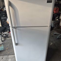 Frigidaire Refrigerator (FREE DELIVERY)