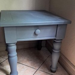 END TABLES/ BROYHILL SOLID WOOD 