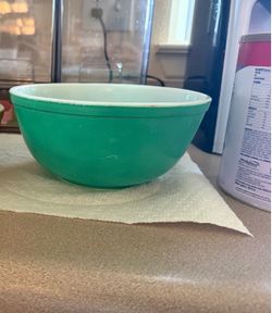 Vintage green Pyrex bowl
