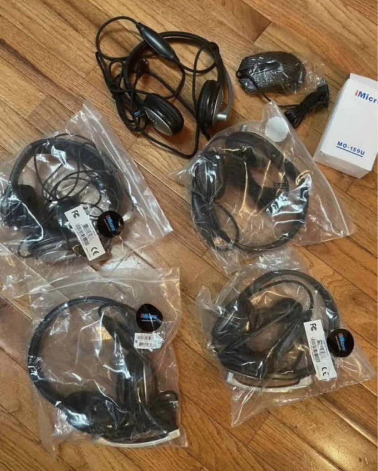 Set a five computer headphones