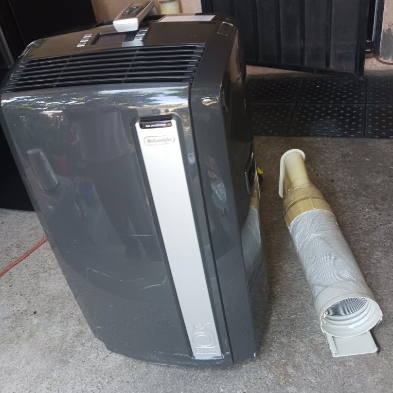 DeLonghi Movible Air Conditioner 12500 Btu Witn remote Control Unit Window.