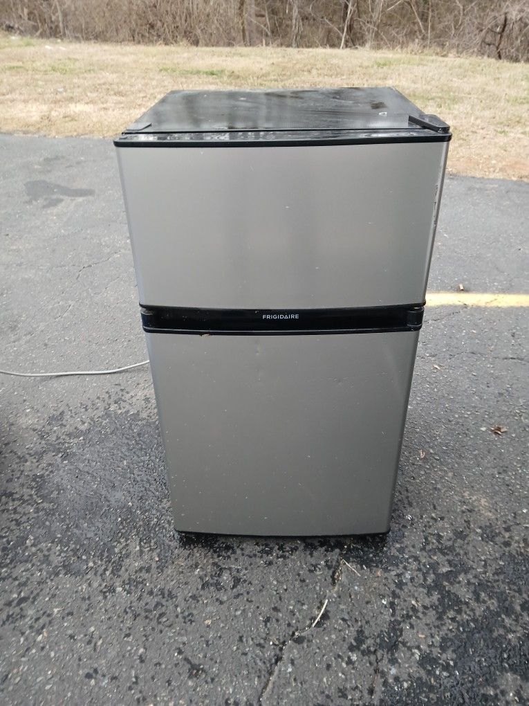 Frigidaire Mini Fridge With Top Feeezer