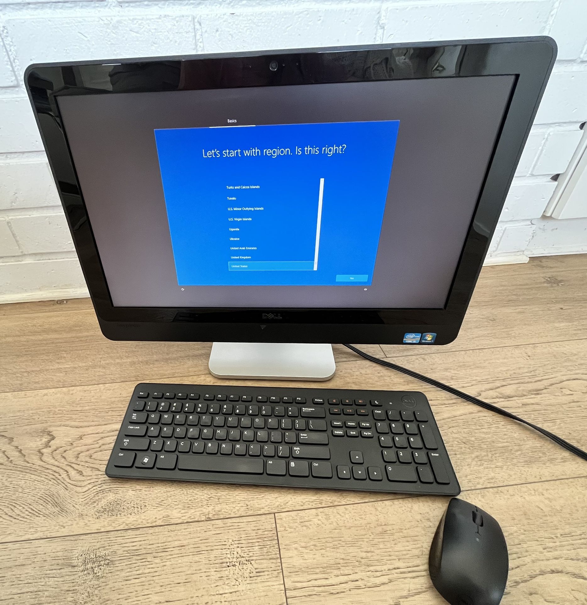 23" Dell INSPIRON ONE 2330 Intel core i5-2400S, 8 GB w/ Keyboard, Mouse & Adapt