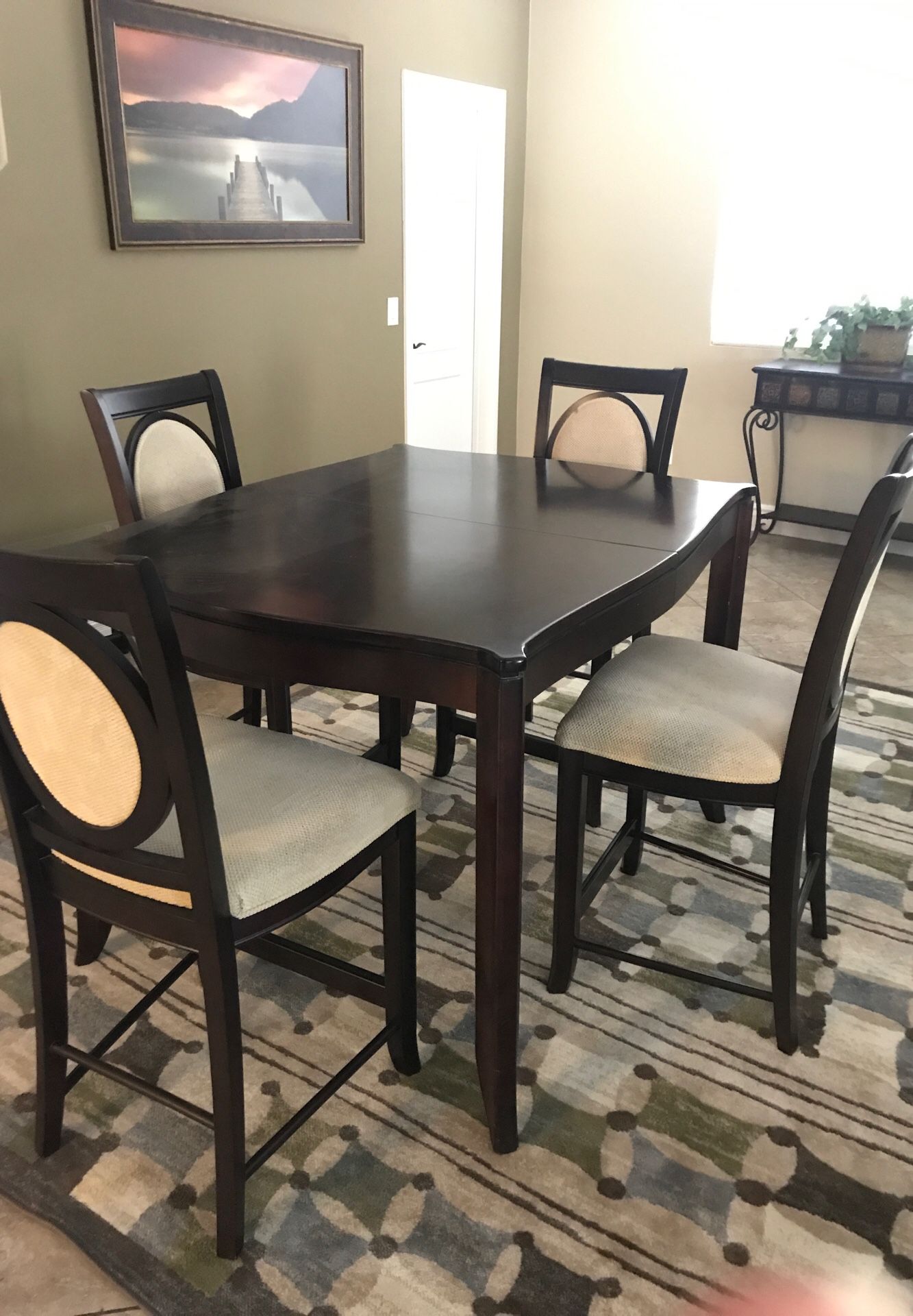 Table with 4 chairs- expanded leaf seat for 6