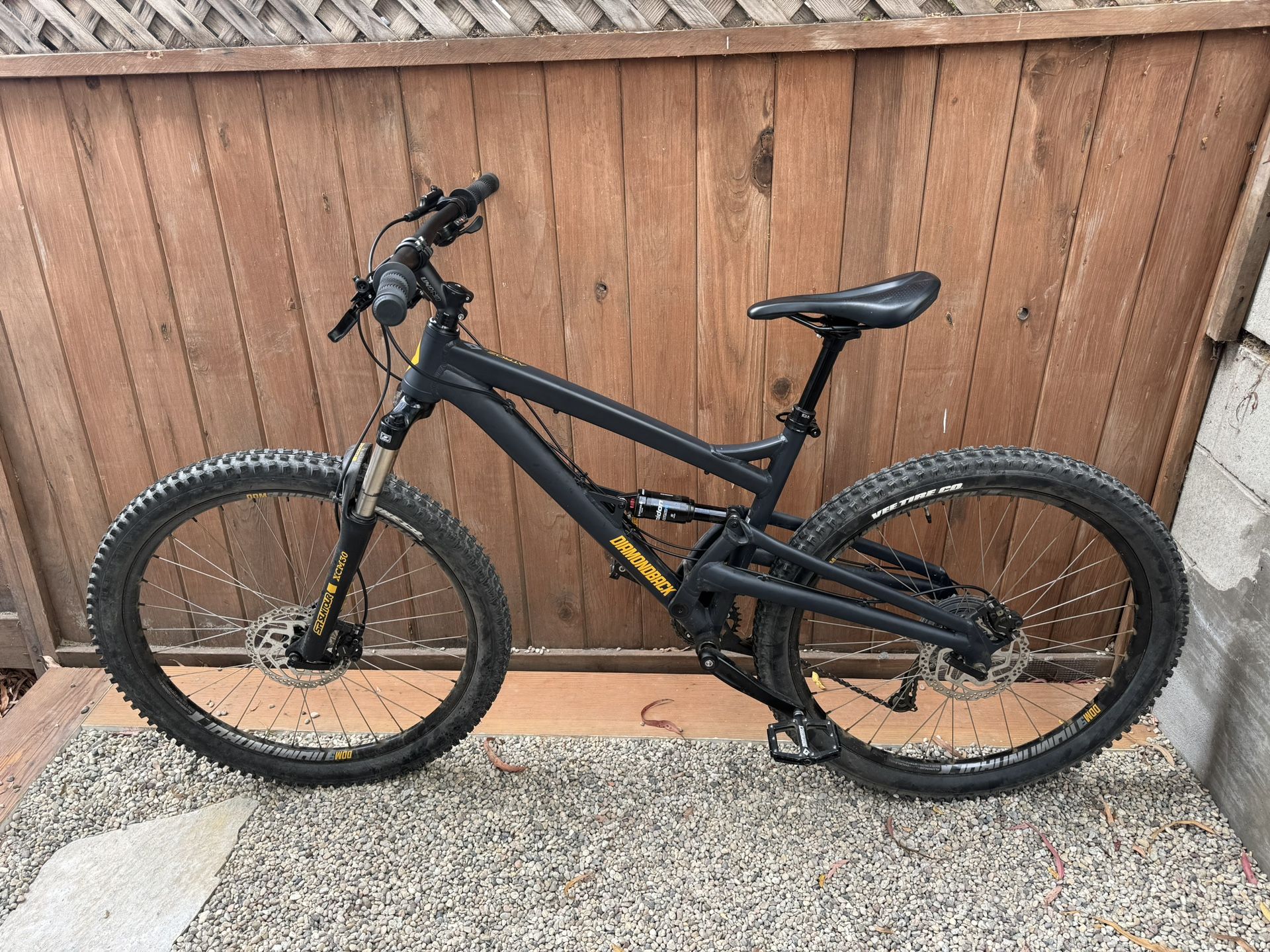 Diamondback Atroz Dual Suspension Mtn Bike With DB Sortie Pedals