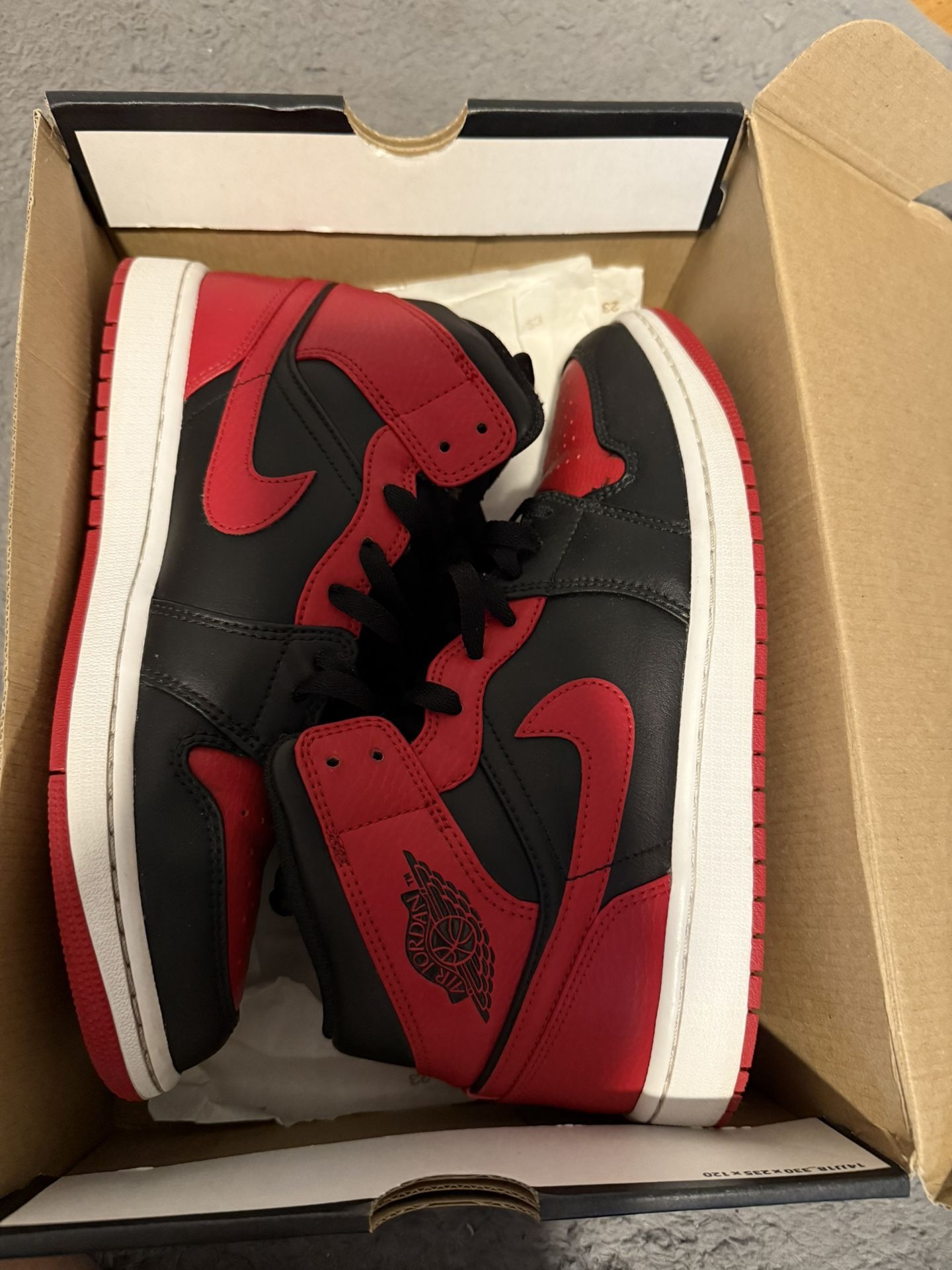 Jordan 1 Mids Size 9.5