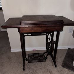 Vintage Sewing Machine 