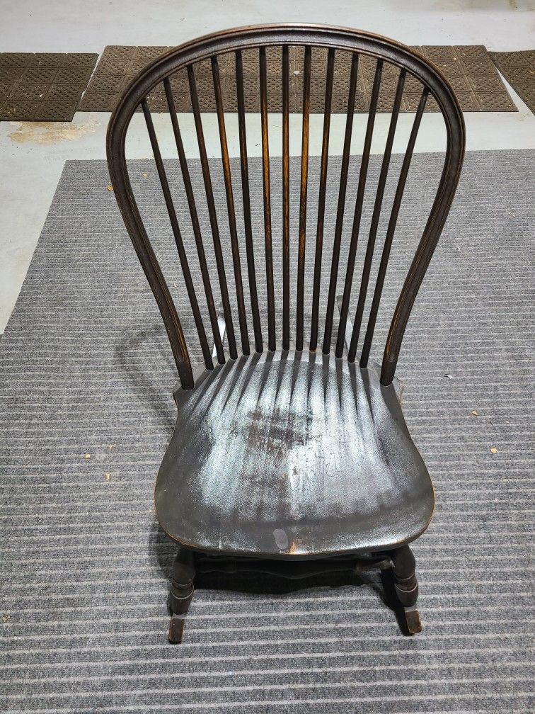 Cozy Medium-Sized Rocking Chair – Great Condition!
