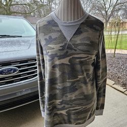 Ladies Camo Top. Size Lg