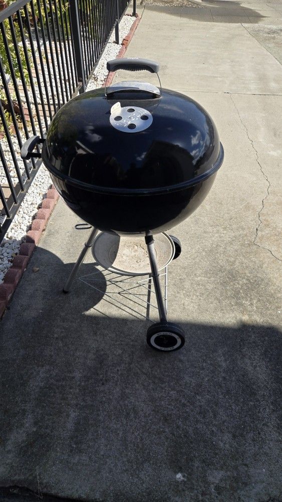 Like New Webber BBQ Pit